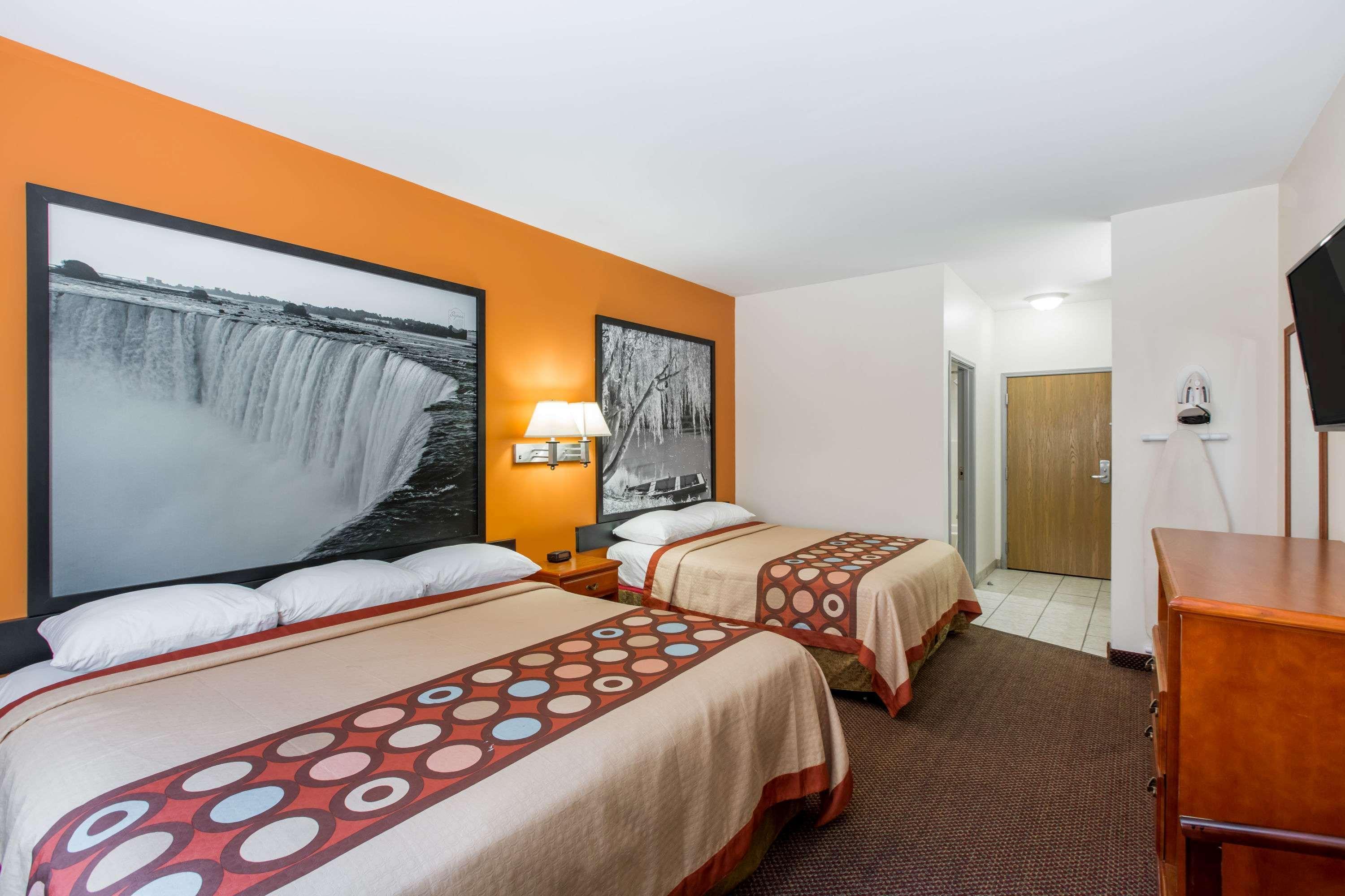 Super 8 By Wyndham Salina Hotel Ngoại thất bức ảnh