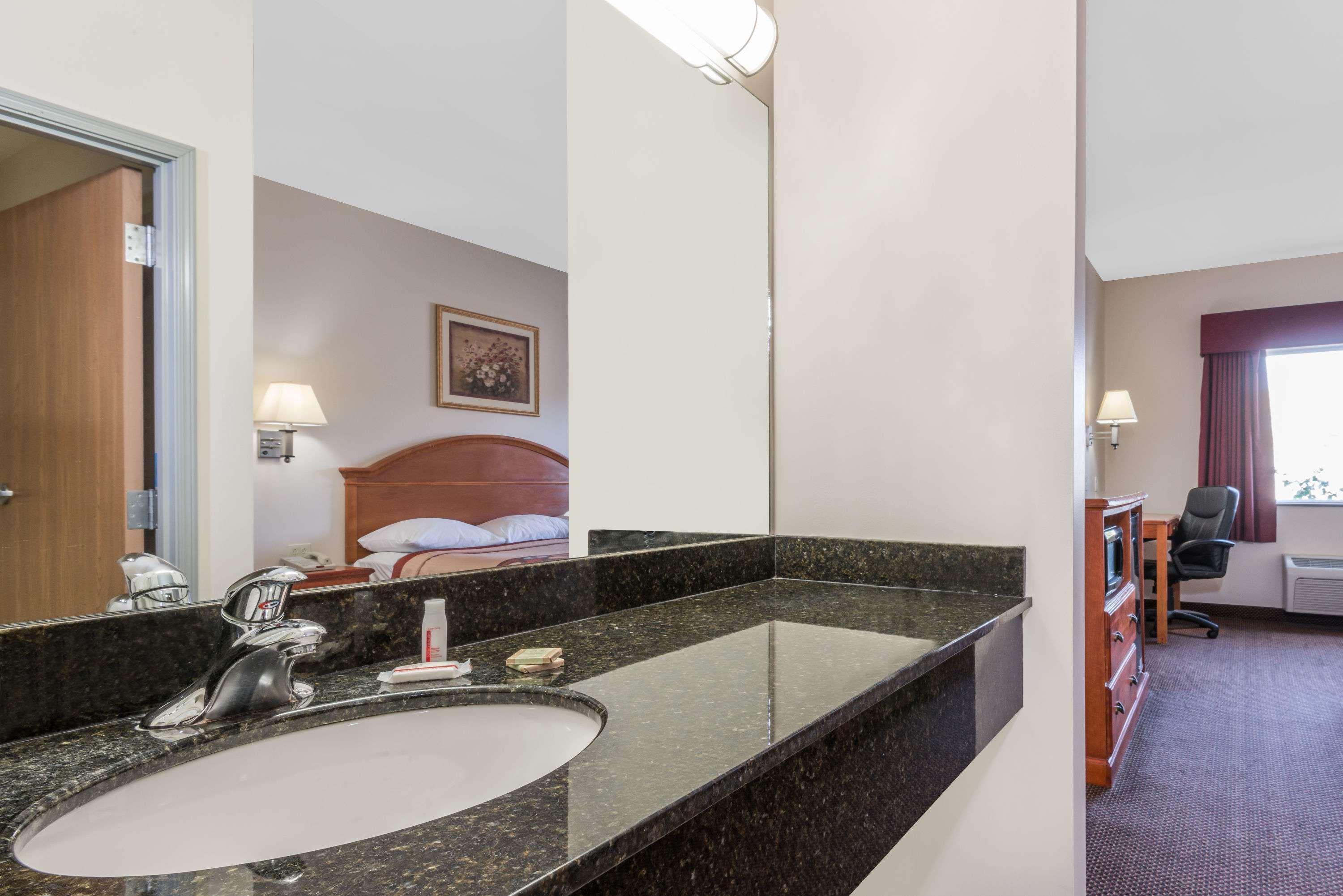 Super 8 By Wyndham Salina Hotel Ngoại thất bức ảnh