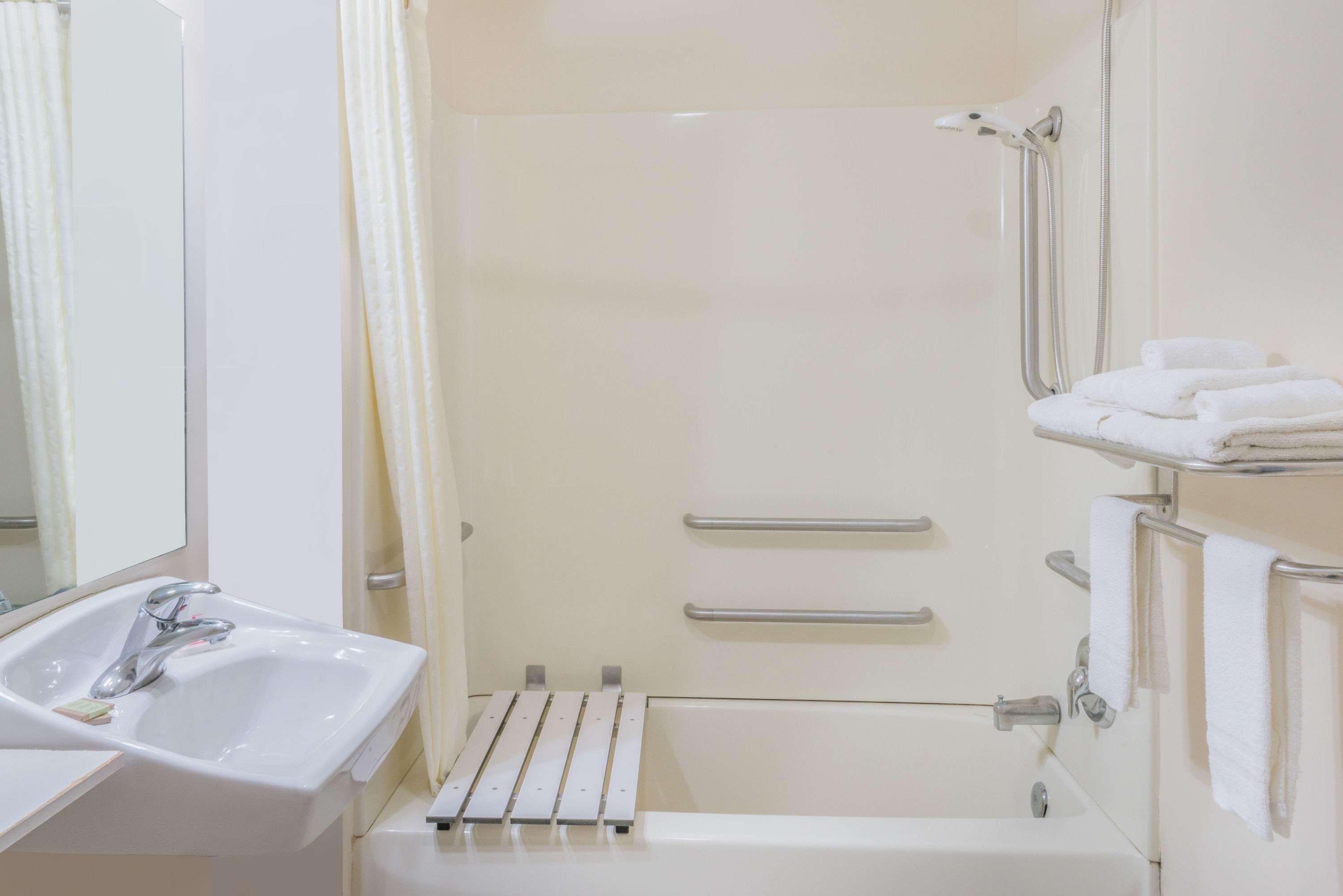 Super 8 By Wyndham Salina Hotel Ngoại thất bức ảnh
