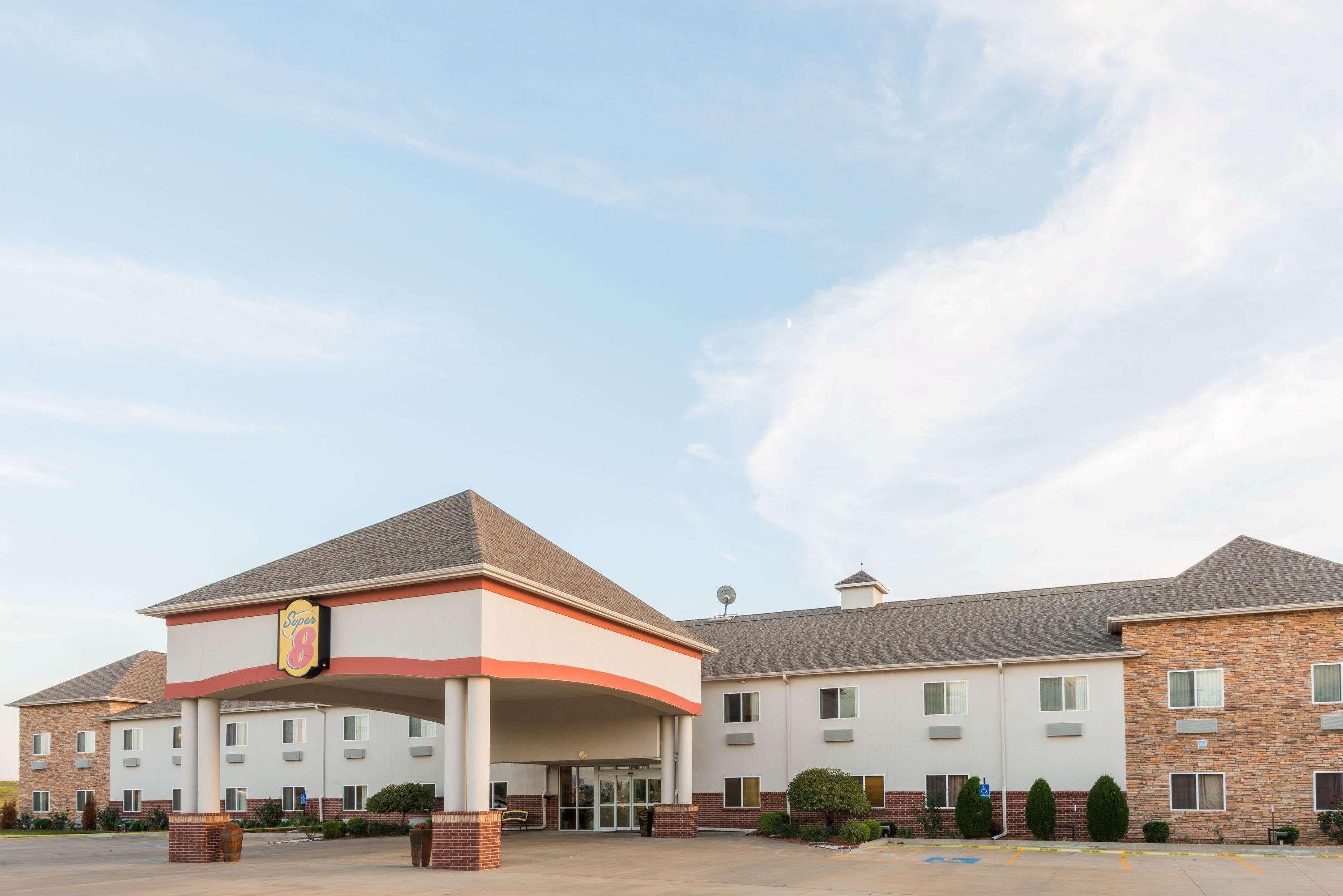 Super 8 By Wyndham Salina Hotel Ngoại thất bức ảnh